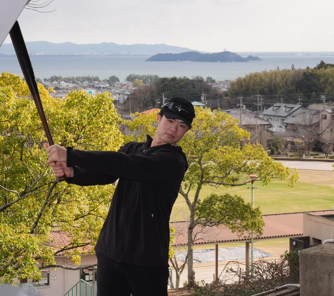 三河湾を背に素振りをする阪神中野（撮影・森本幸一）