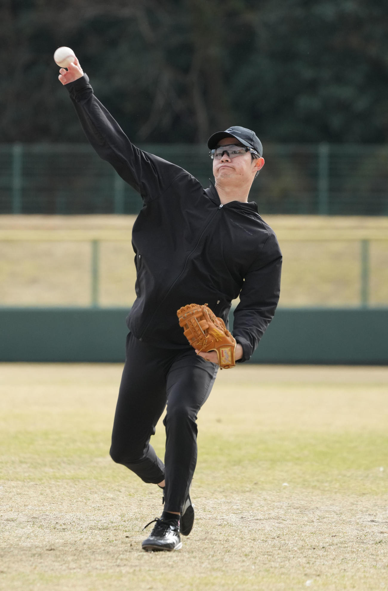 キャッチボールをする阪神中野（撮影・森本幸一）