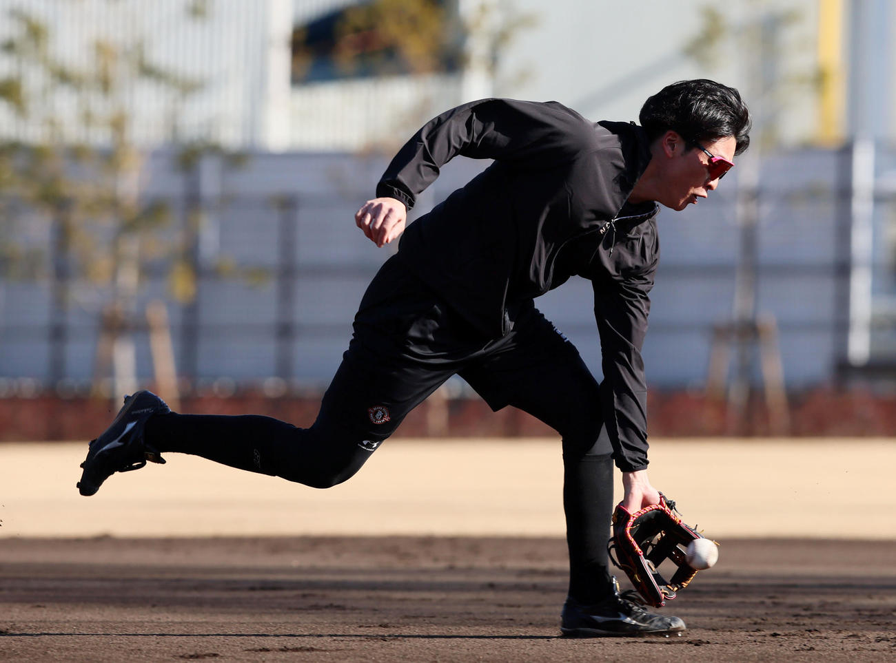 サブグラウンドでノックを受ける阪神高寺（撮影・加藤哉）