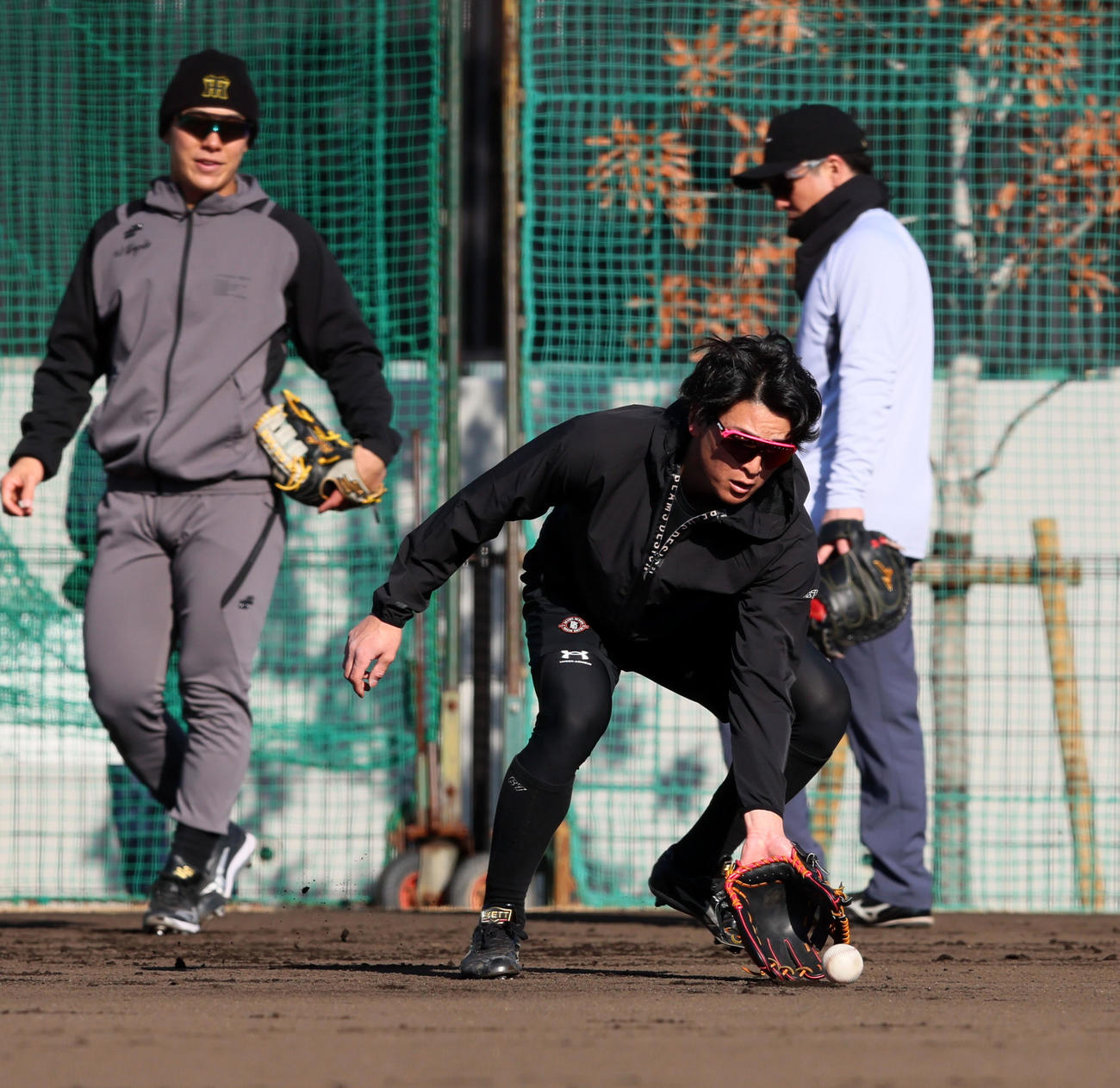 サブグラウンドでノックを受ける阪神高寺。左は豊田、右は長坂（撮影・加藤哉）
