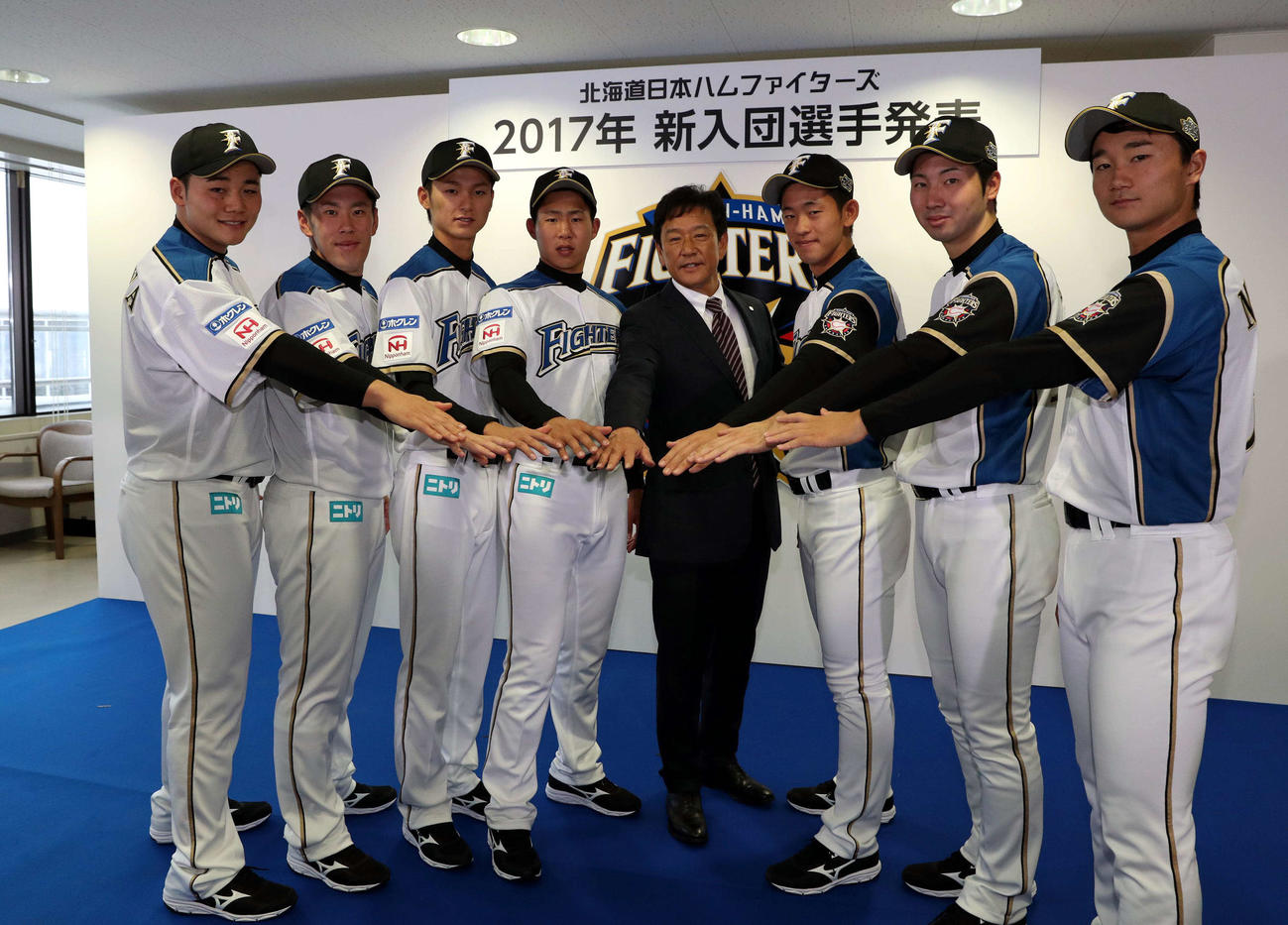 日本ハムに入団し意気込む東北学院大・鈴木（右から2人目）。左から清宮、西村、田中瑛、難波、栗山監督、北浦、1人おいて宮台（2017年11月24日撮影）
