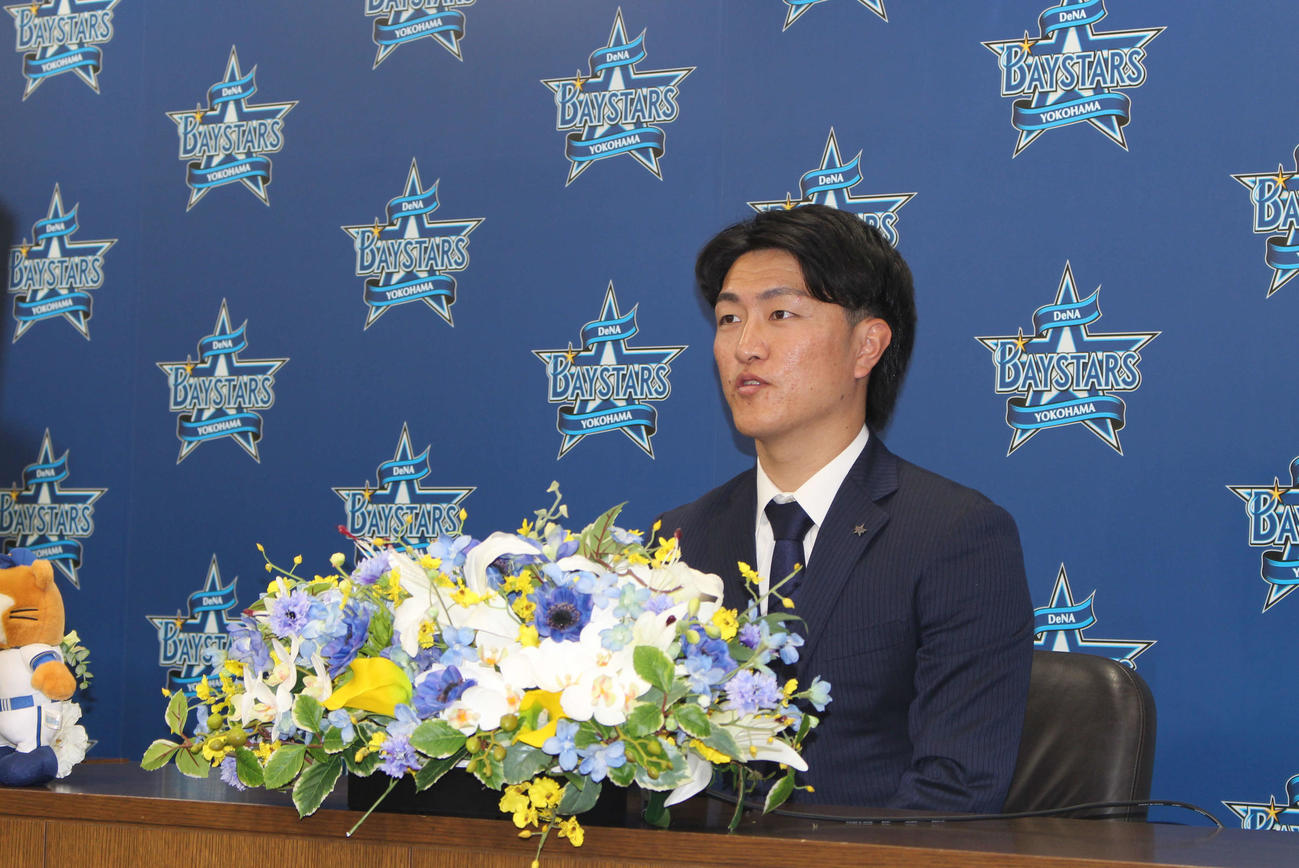 西武から人的補償でDeNAに移籍し、会見に臨んだ古市（撮影・久保賢吾）