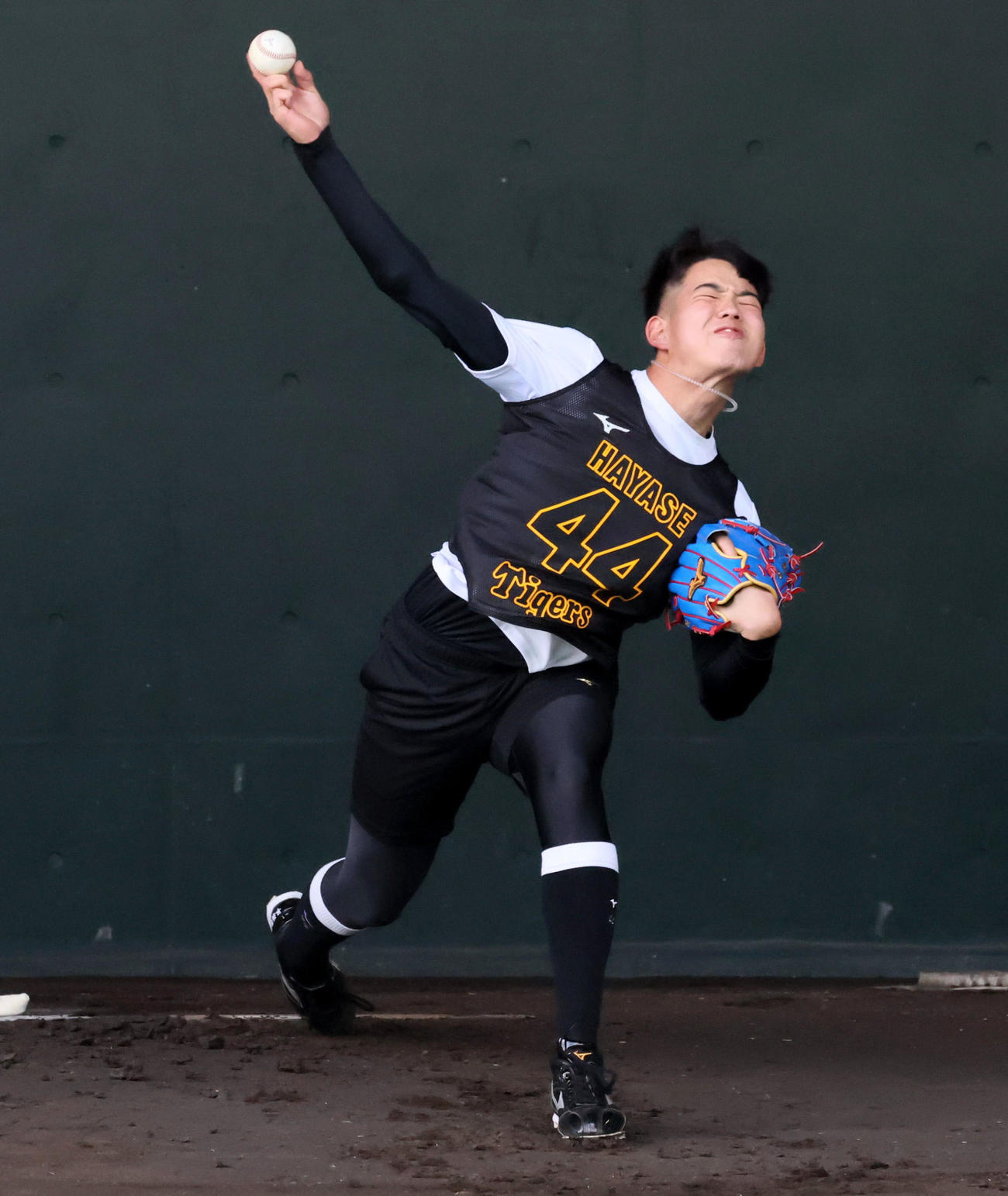 阪神早瀬は合同自主トレで初めてブルペンに入り投球練習を行った（撮影・加藤哉）