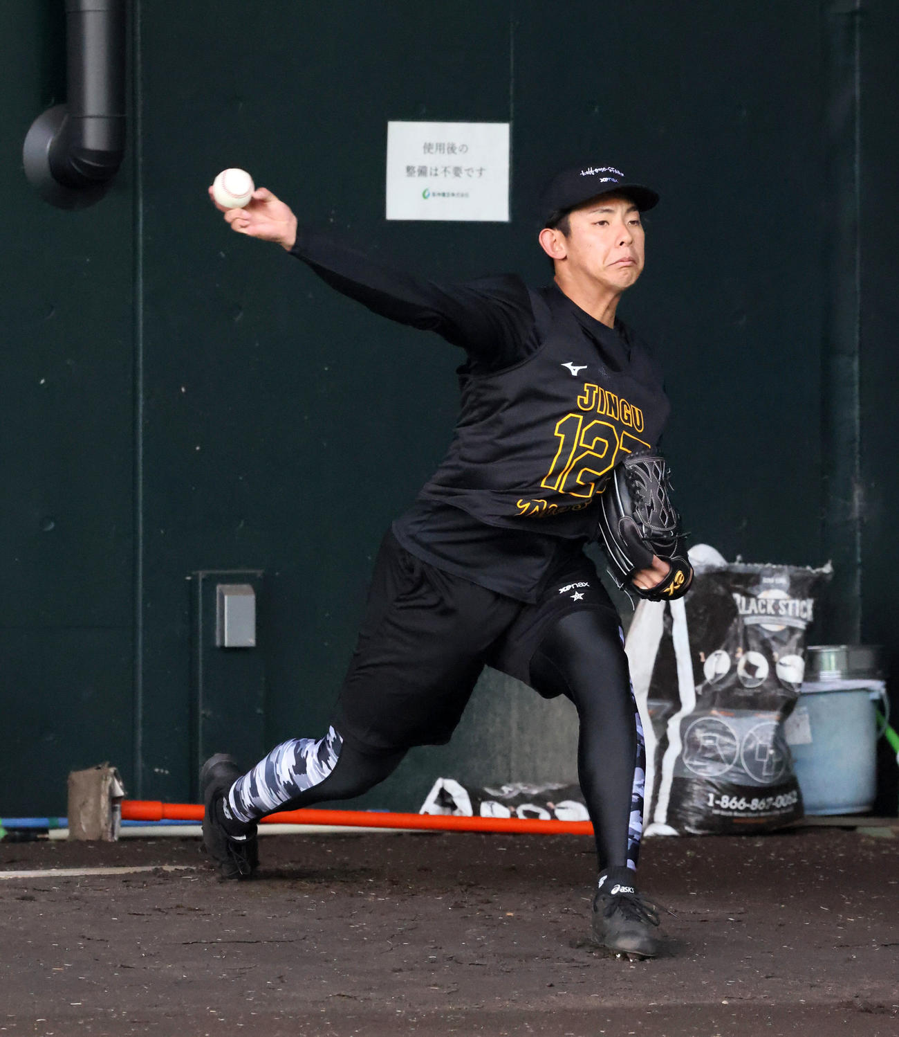 阪神神宮は合同自主トレで初めてブルペンに入り投球練習を行った（撮影・加藤哉）