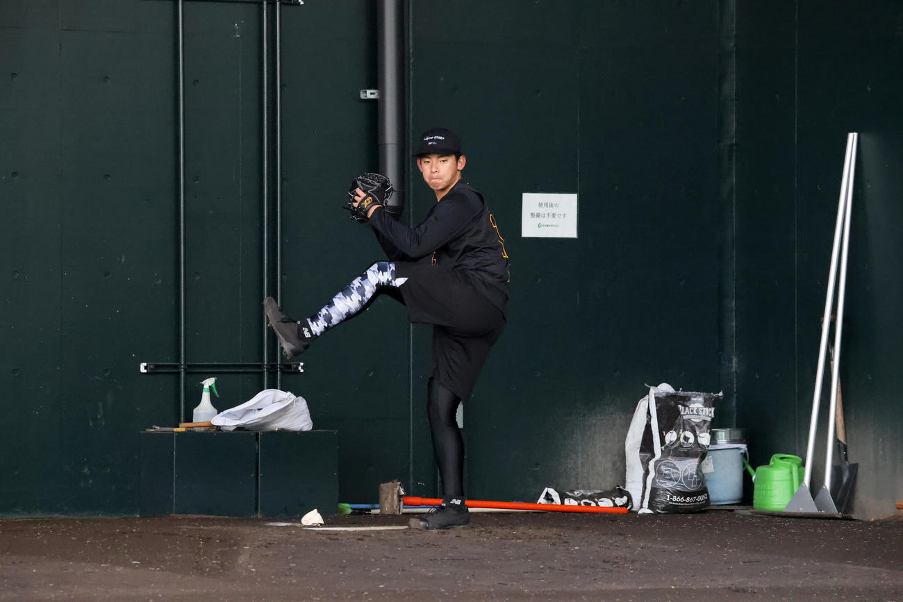 阪神能登は合同自主トレで初めてブルペンに入り投球練習を行った（撮影・加藤哉）