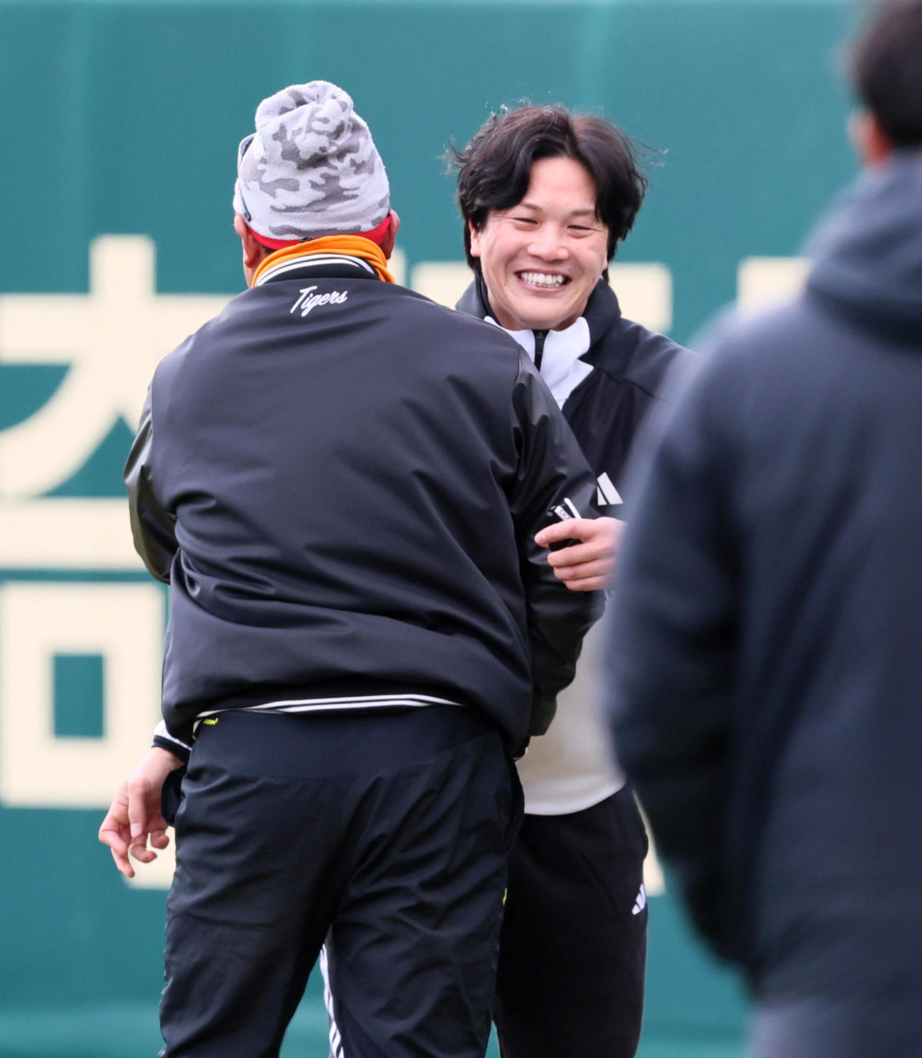 SGLスタジアム尼崎に姿を見せた阪神伏見（右）は北川コーチとハグしてあいさつ（撮影・加藤哉）