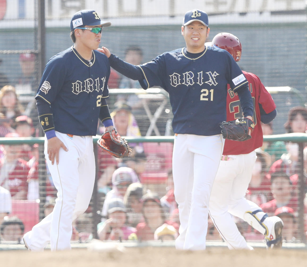 2018年4月、楽天戦での西。左は伏見