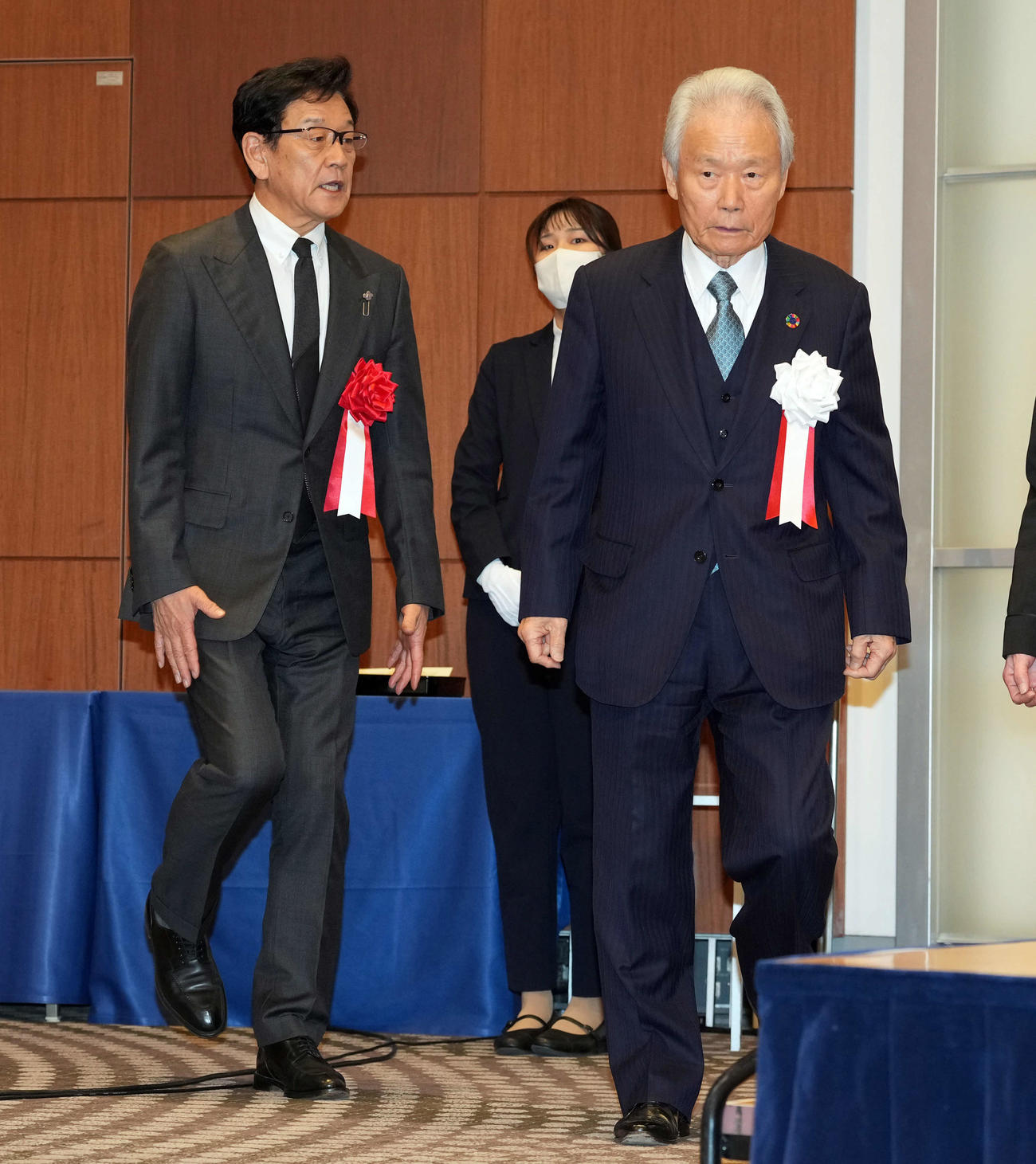 野球殿堂入りし通知式に栗山英樹氏。右は榊原定征理事長（撮影・たえ見朱実）