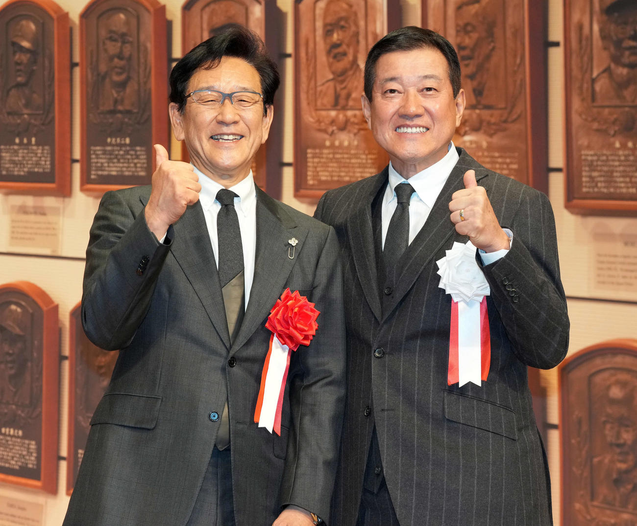 野球殿堂入りし笑顔で原辰徳氏（右）と記念撮影に納まる栗山英樹氏（撮影・たえ見朱実）