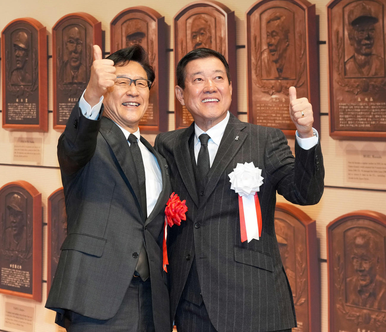 野球殿堂入りし笑顔で原辰徳氏（右）と記念撮影に納まる栗山英樹氏（撮影・たえ見朱実）