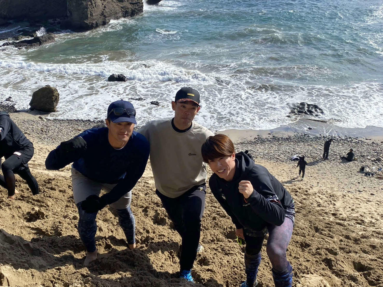 「秋山組」左から中日板山祐、広島秋山、日本ハム五十幡（26年1月11日撮影）
