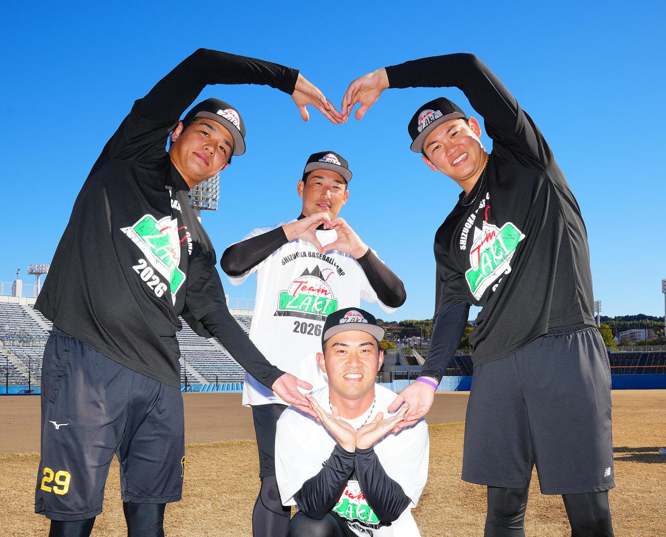 「岩崎組（TEAM ZAKI）」阪神岩崎（中央）、桐敷（下）、高橋（左）、及川（26年1月8日撮影）