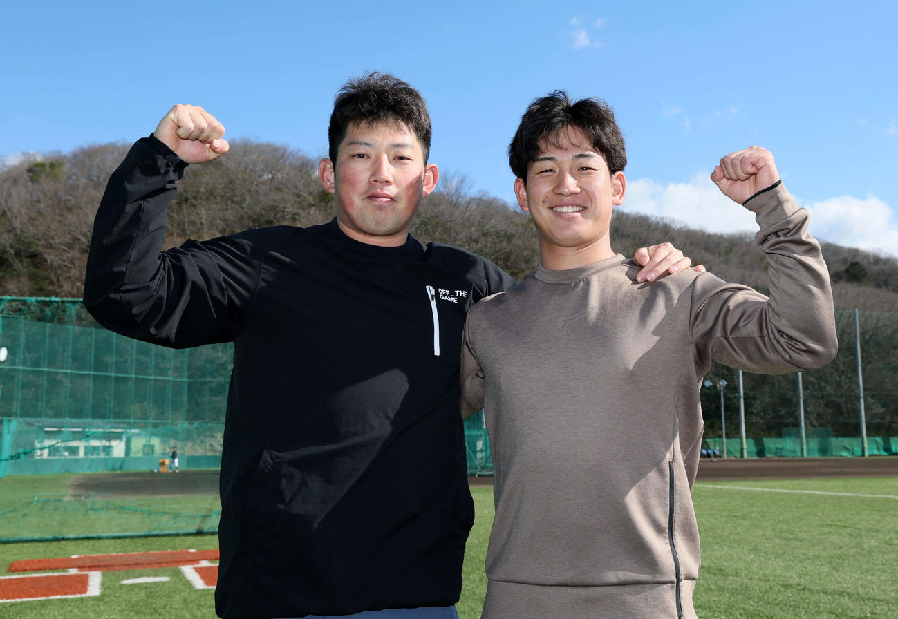 「大西組」ヤクルト大西（左）と阪神伊原（26年1月6日撮影）