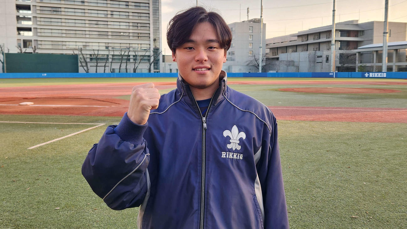 練習始めに優勝へ向けガッツポーズを見せる立大・落合（撮影・保坂淑子）