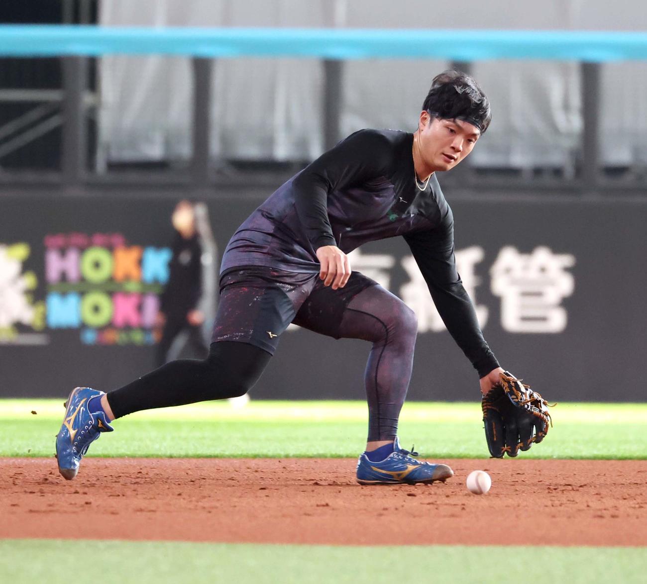公開自主トレでノックを受ける日本ハム郡司（撮影・黒川智章）