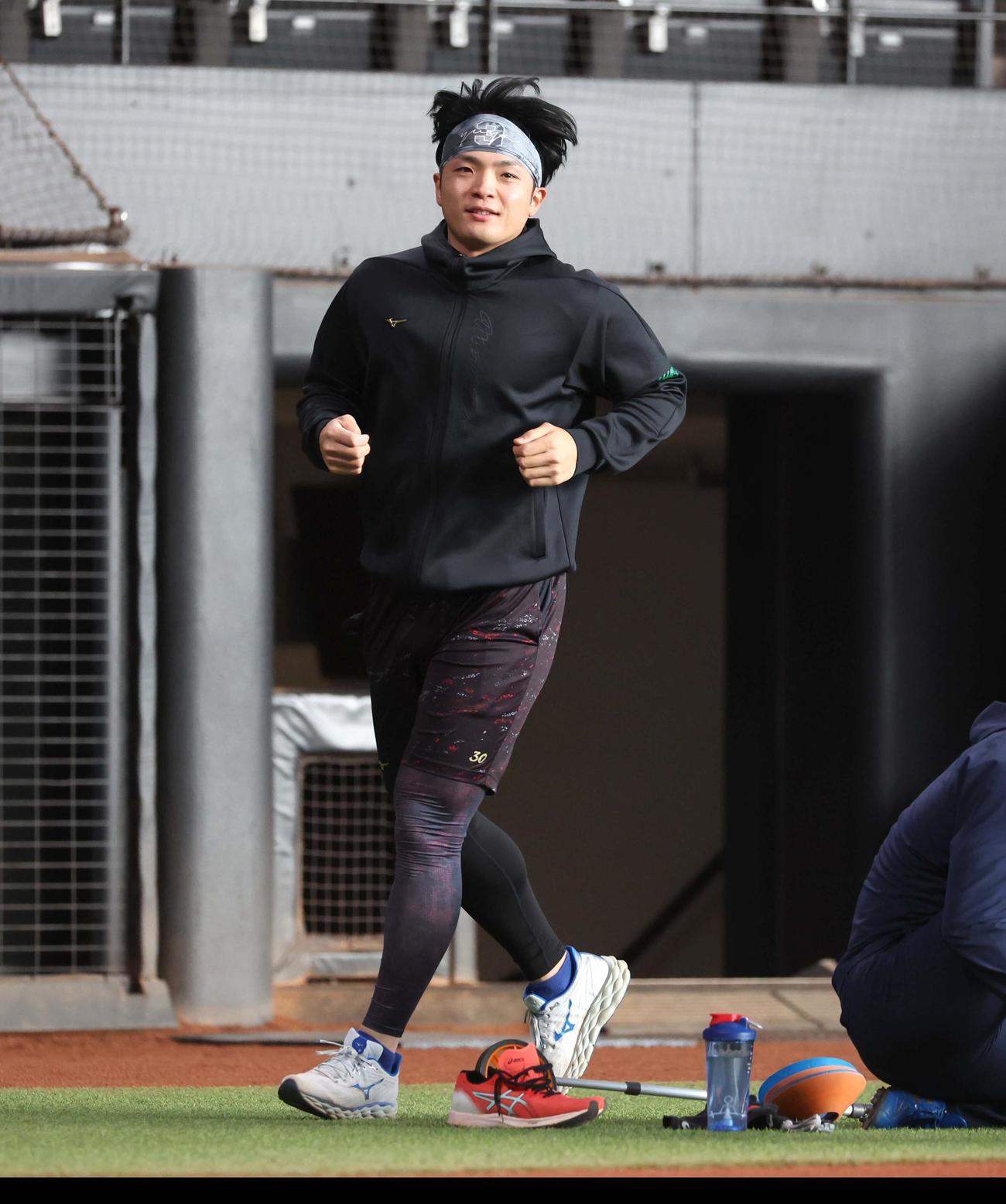 公開自主トレでランニングする日本ハム郡司（撮影・黒川智章）