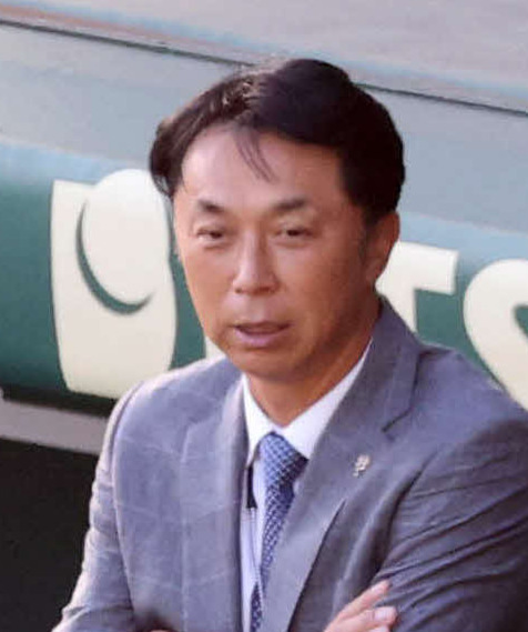 阪神対ソフトバンク　練習中、和田一浩氏（右）、宮本慎也氏（中央）と話すソフトバンク小久保監督（撮影・浅見桂子）