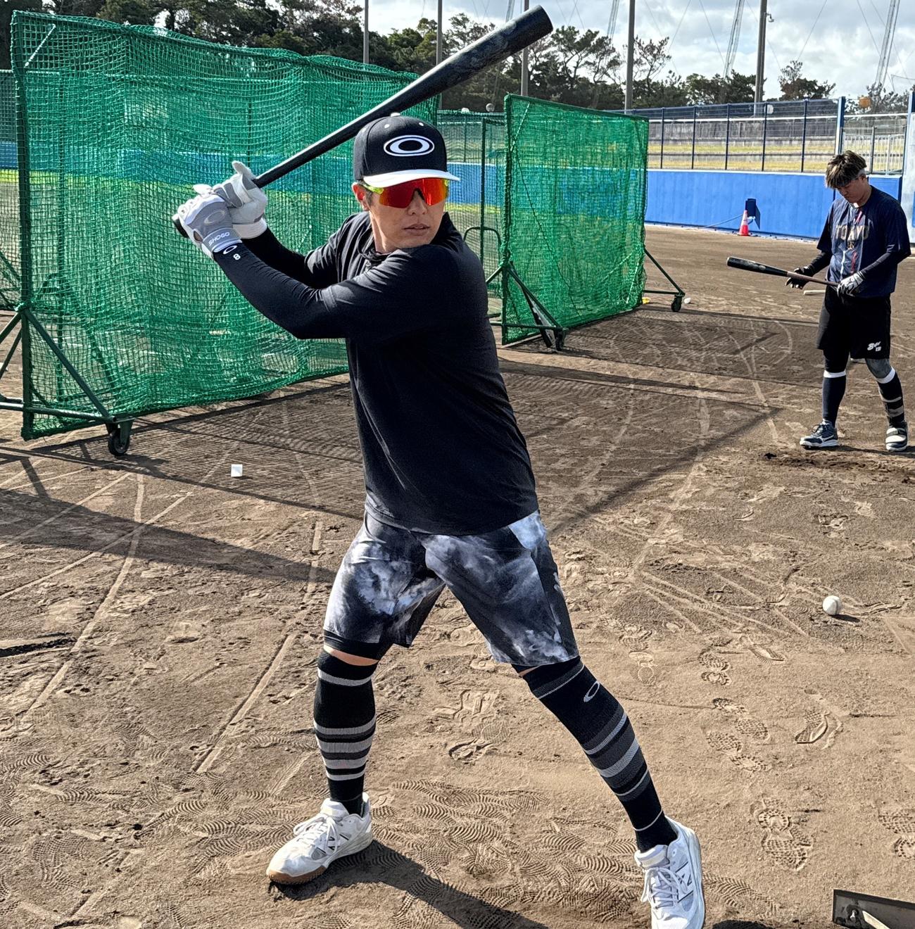 自主トレを公開し打撃練習をおこなう中村奨（球団提供）