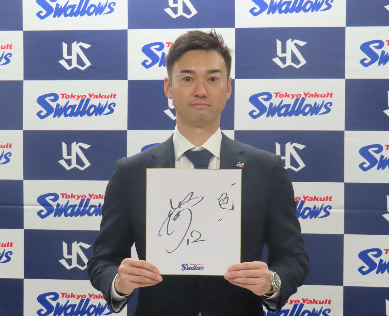 契約更改を終え、会見に臨んだヤクルト石山（撮影・北村健龍）