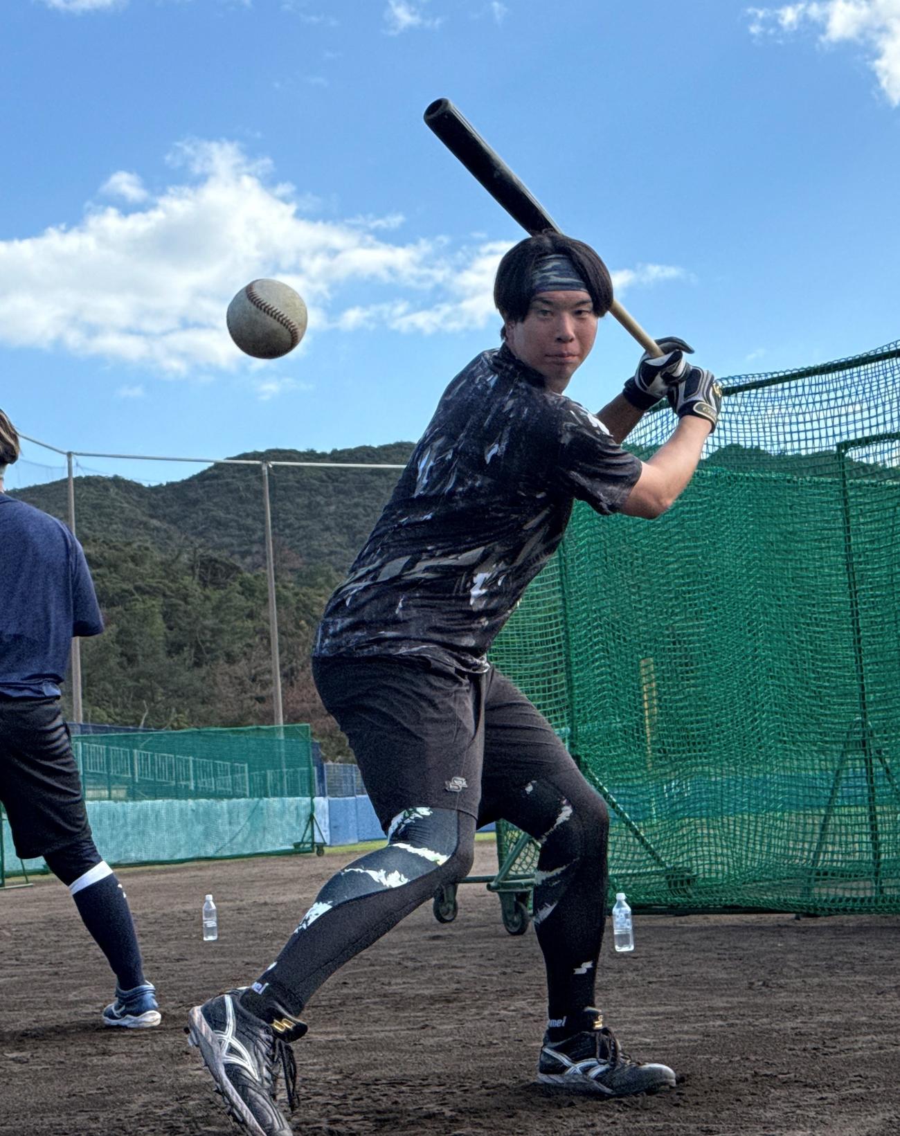 自主トレを公開した上田（球団提供）