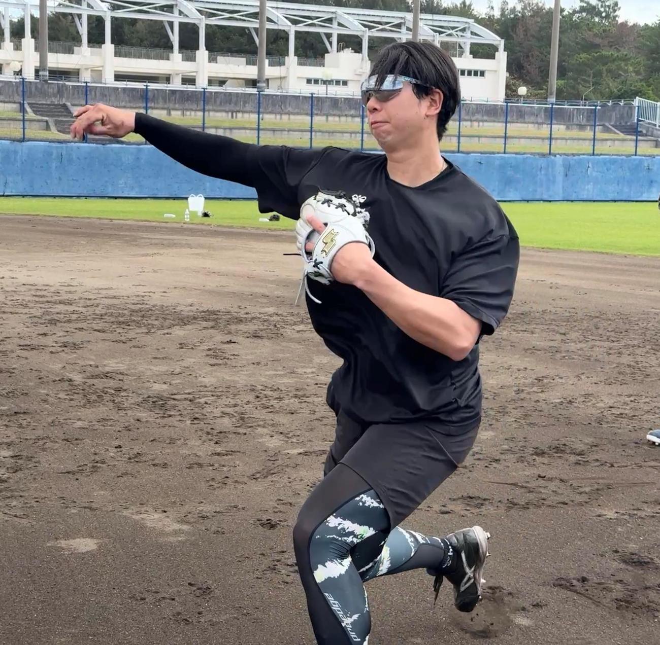 ノックを受ける上田（球団提供）