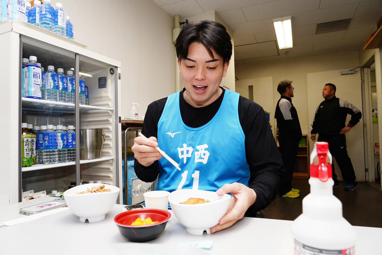 昇竜館で中日の新人選手を対象に行われた至学館大・栄養サポートチームによる栄養セミナー後に、ランチメニューについてアドバイスを受けた中西（球団提供）