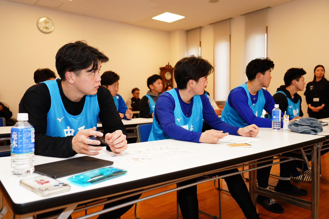 昇竜館で中日の新人選手を対象に行われた至学館大・栄養サポートチームによる栄養セミナー（球団提供）