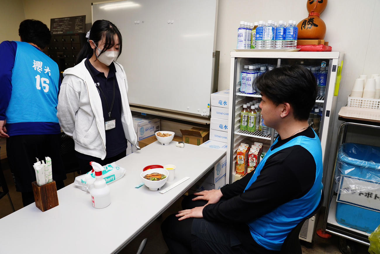 昇竜館で中日の新人選手を対象に行われた至学館大・栄養サポートチームによる栄養セミナー後に、ランチメニューについてアドバイスを受ける中西（球団提供）
