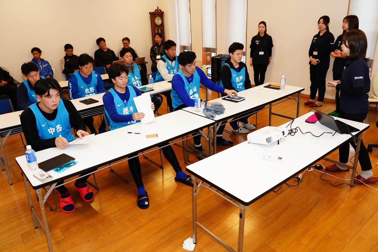 昇竜館で中日の新人選手を対象に行われた至学館大・栄養サポートチームによる栄養セミナー（球団提供）