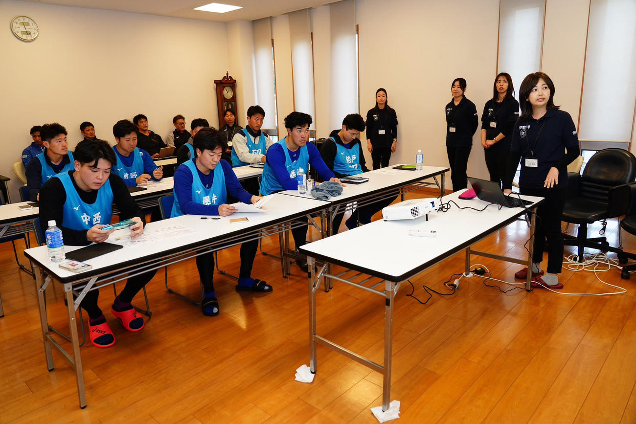 昇竜館で中日の新人選手を対象に行われた至学館大・栄養サポートチームによる栄養セミナー（球団提供）