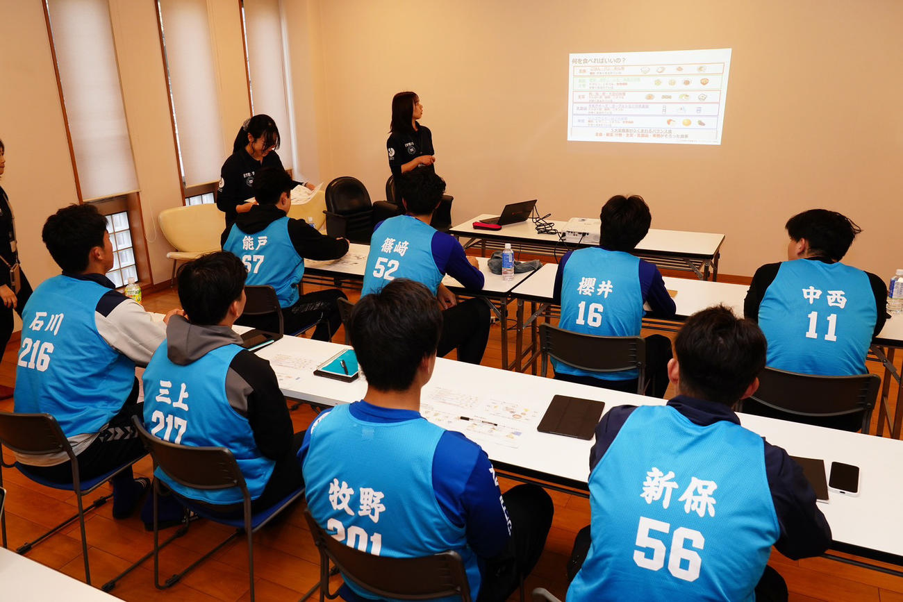 昇竜館で中日の新人選手を対象に行われた至学館大・栄養サポートチームによる栄養セミナー（球団提供）