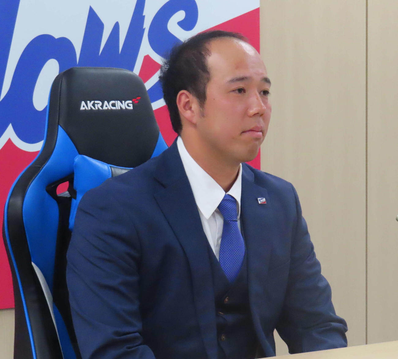 契約更改交渉を終え、会見に臨むヤクルト青柳（撮影・水谷京裕）
