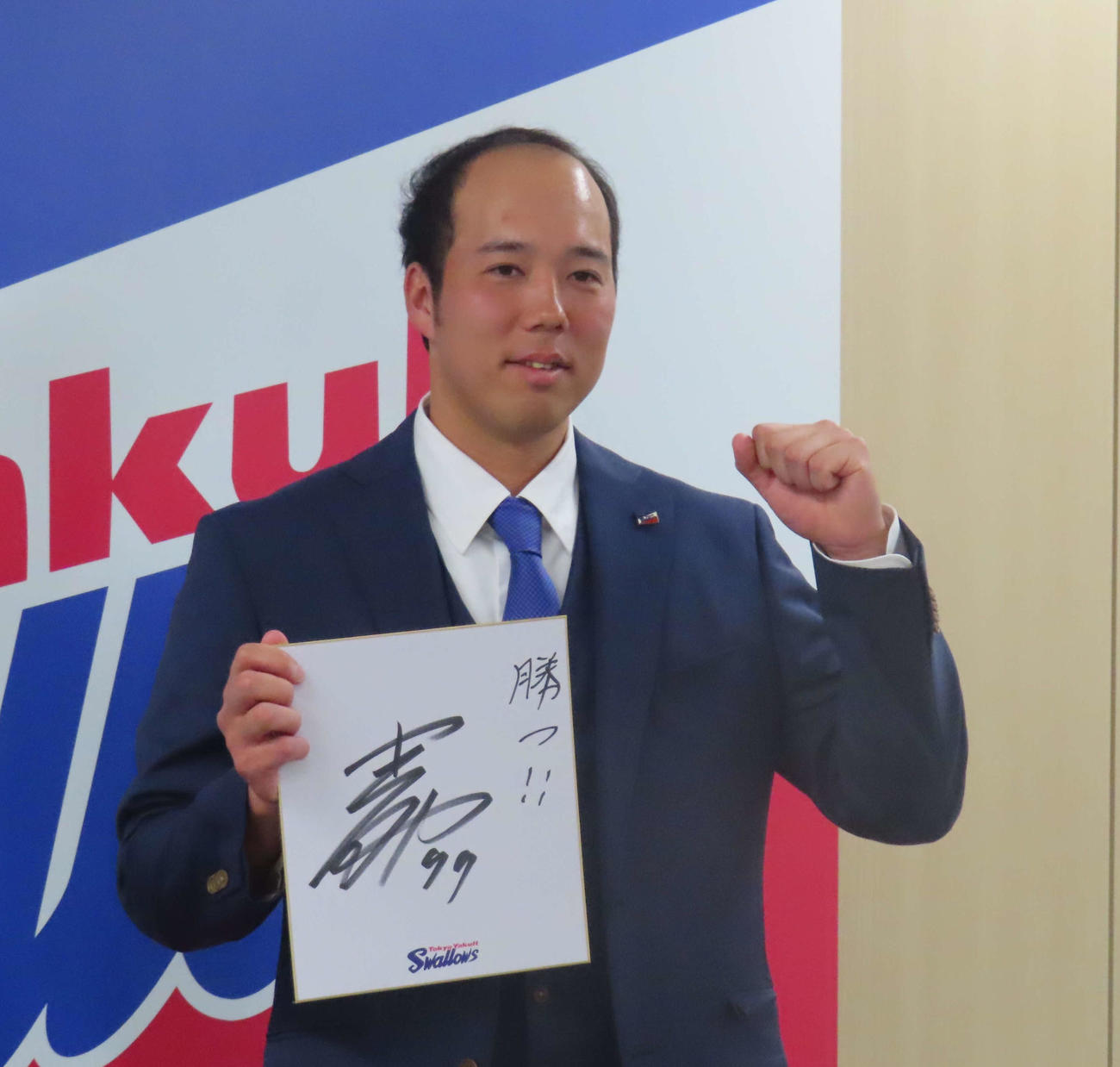 契約更改交渉を終え、会見に臨んだヤクルト青柳（撮影・水谷京裕）