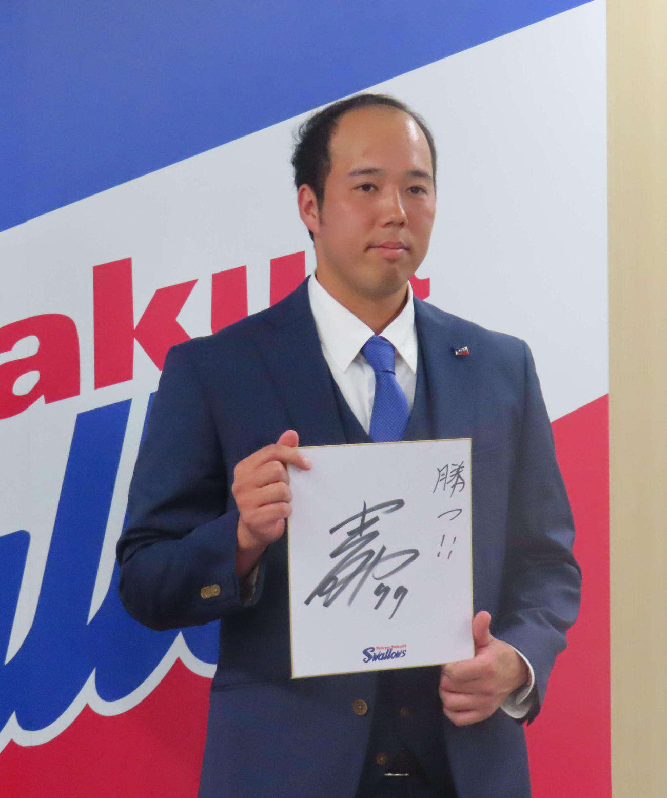 契約更改交渉を終え、会見に臨んだヤクルト青柳（撮影・水谷京裕）