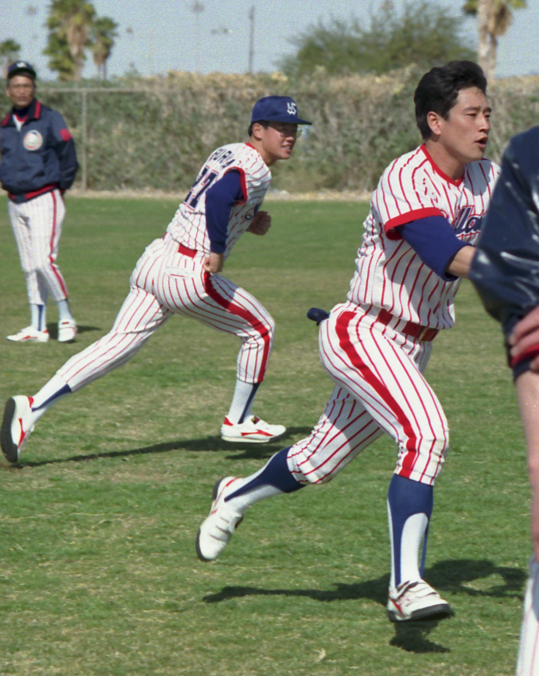 ユマキャンプでの栗山英樹氏。左は古田敦也氏（
1990年2月撮影）