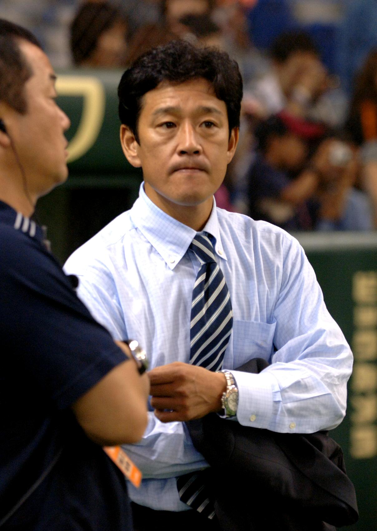巨人の練習を取材する評論家栗山英樹氏（2005年10月撮影）