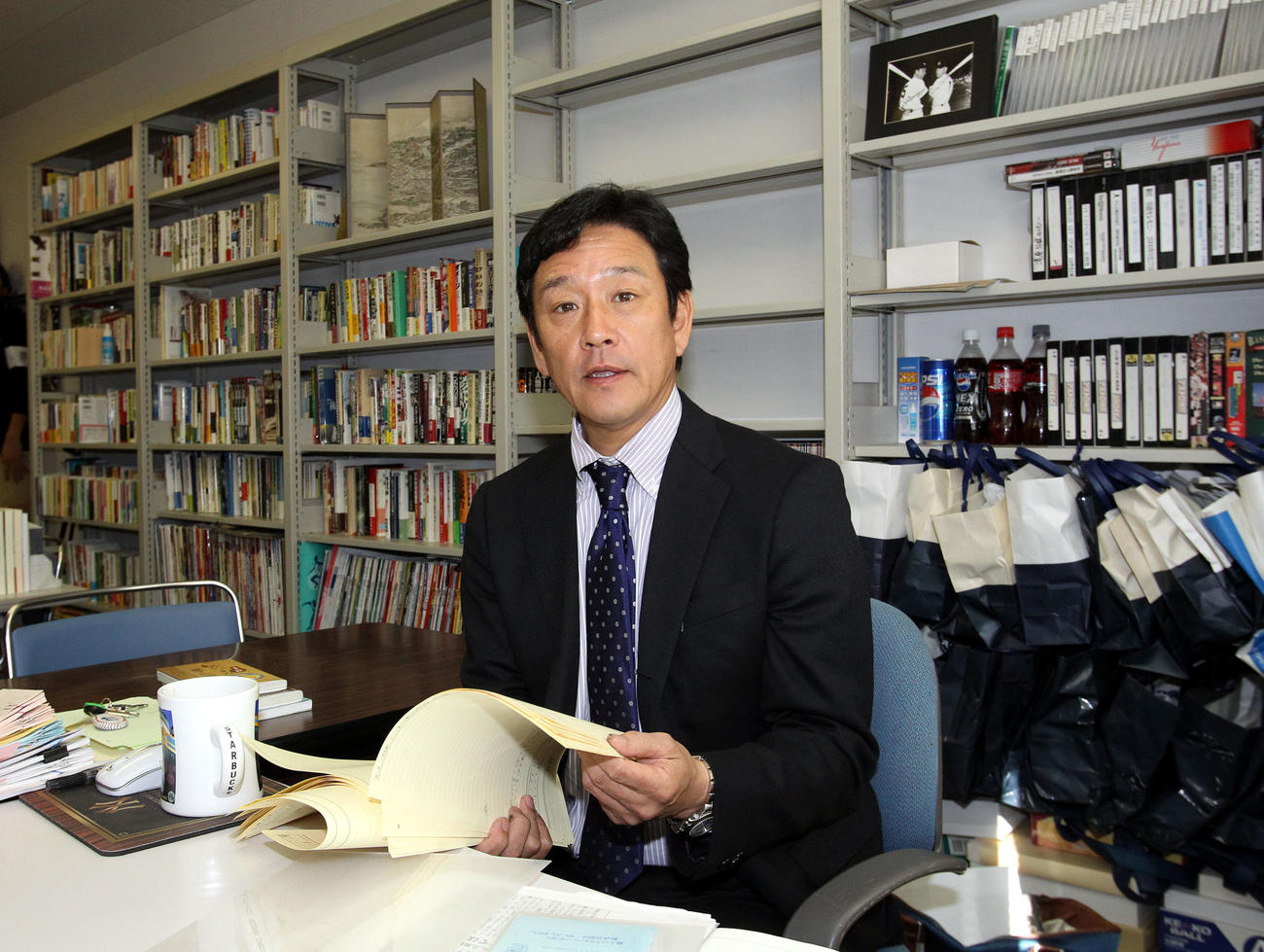 白鴎大の研究室で作業する栗山監督（2011年11月撮影）