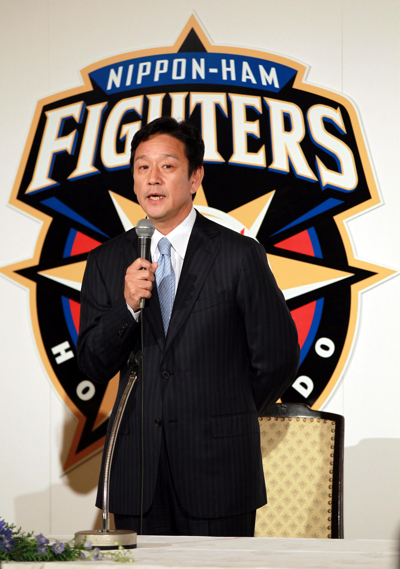 日本ハムの監督就任会見で抱負を熱く語る栗山英樹氏　（2011年11月撮影）