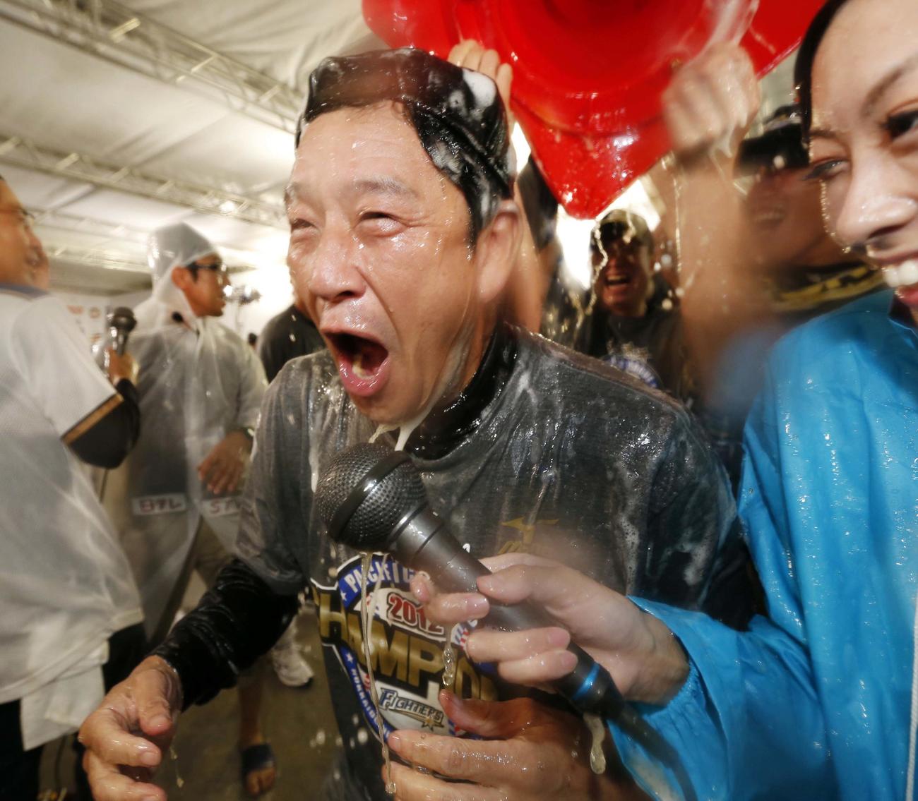 ビールかけでの日本ハム栗山監督（2012年10月撮影）