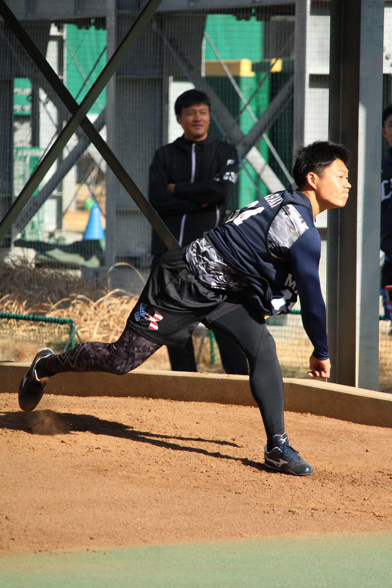 新人合同自主トレでブルペン投球を行う西武正木（撮影・金子真仁）