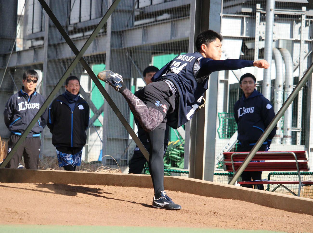 チームスタッフが見つめる中でブルペン投球を行った西武正木（撮影・金子真仁）