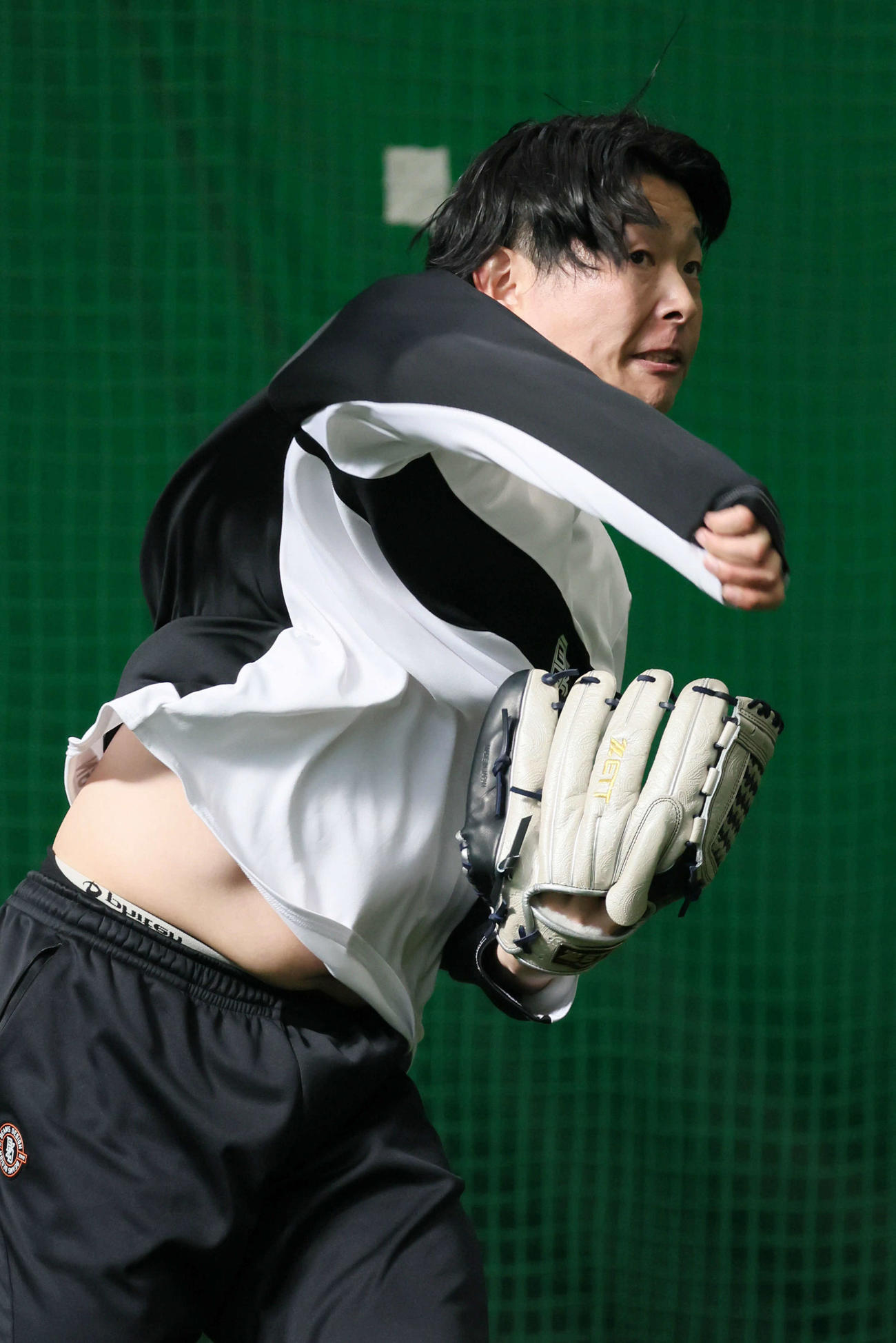 自主トレでキャッチボールする広島大瀬良（撮影・加藤孝規）