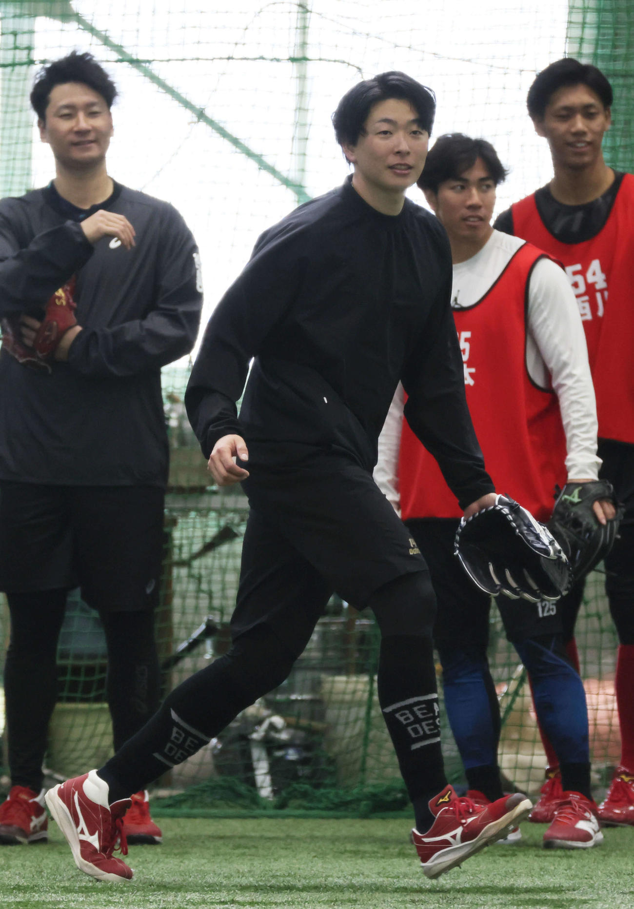 ノックを受ける広島大瀬良。左は島内（撮影・加藤孝規）