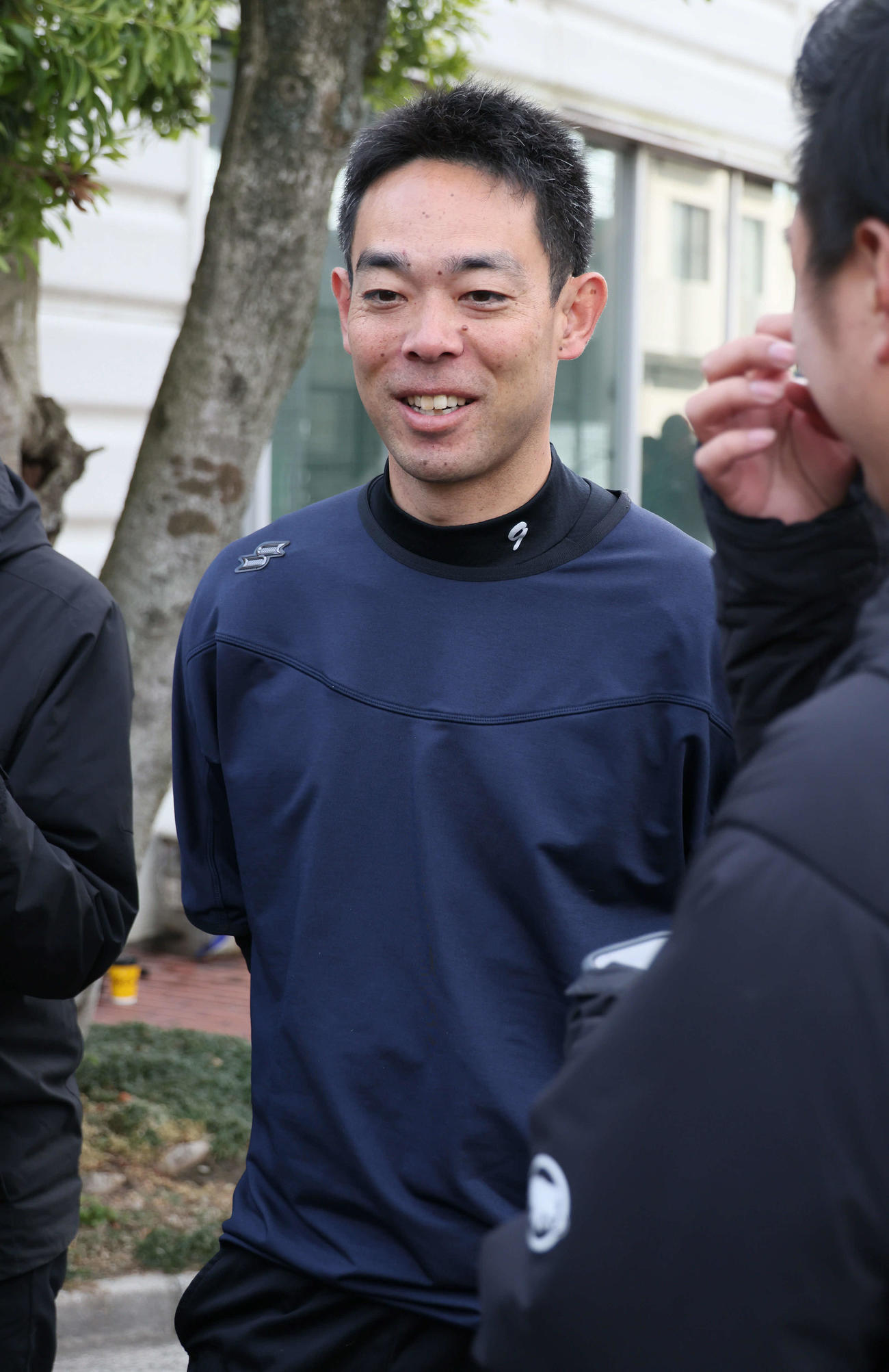練習後、囲み取材に応じる広島秋山（撮影・加藤孝規）
