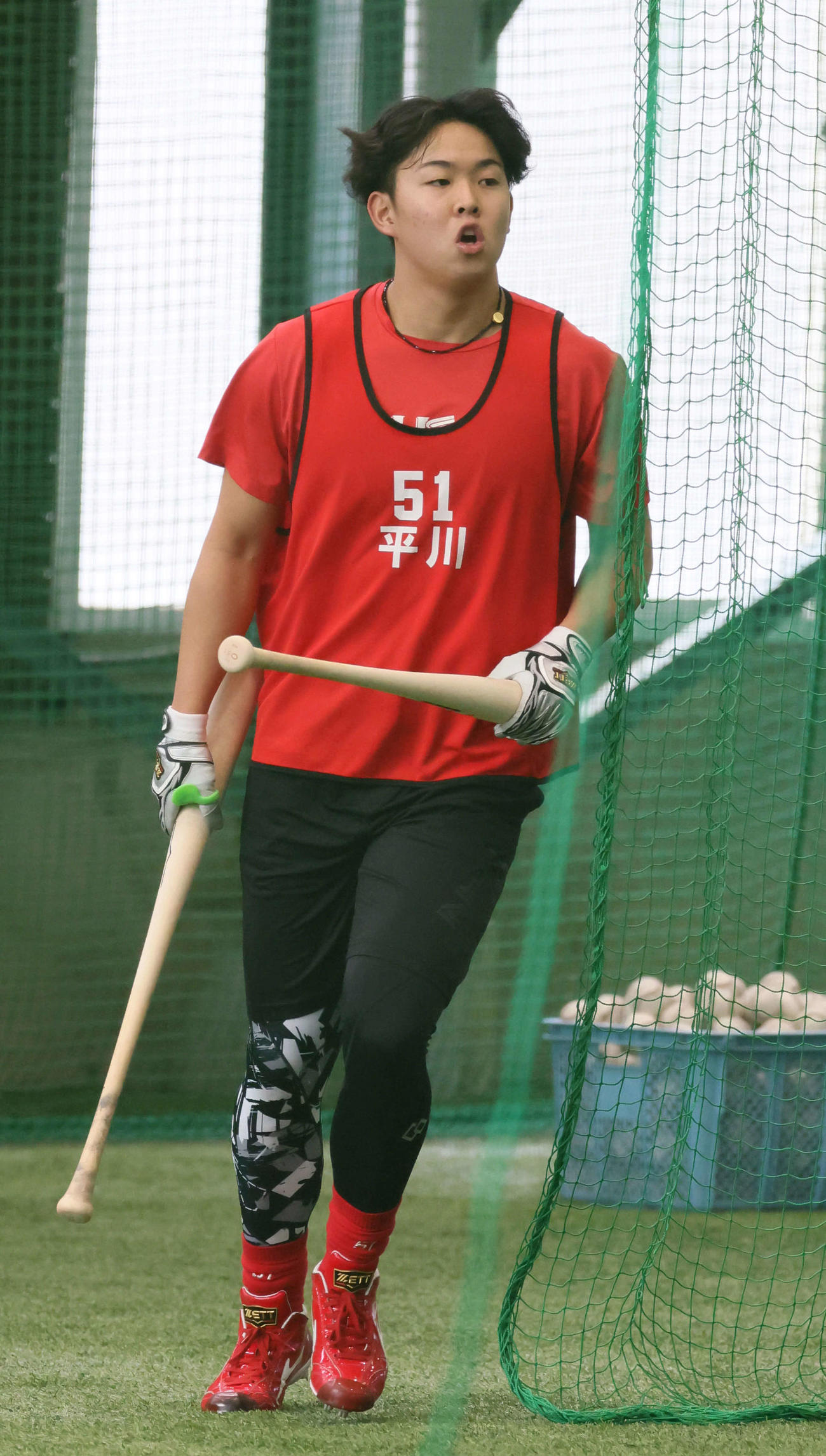 打撃練習に向かう広島ドラフト1位の平川（撮影・加藤孝規）
