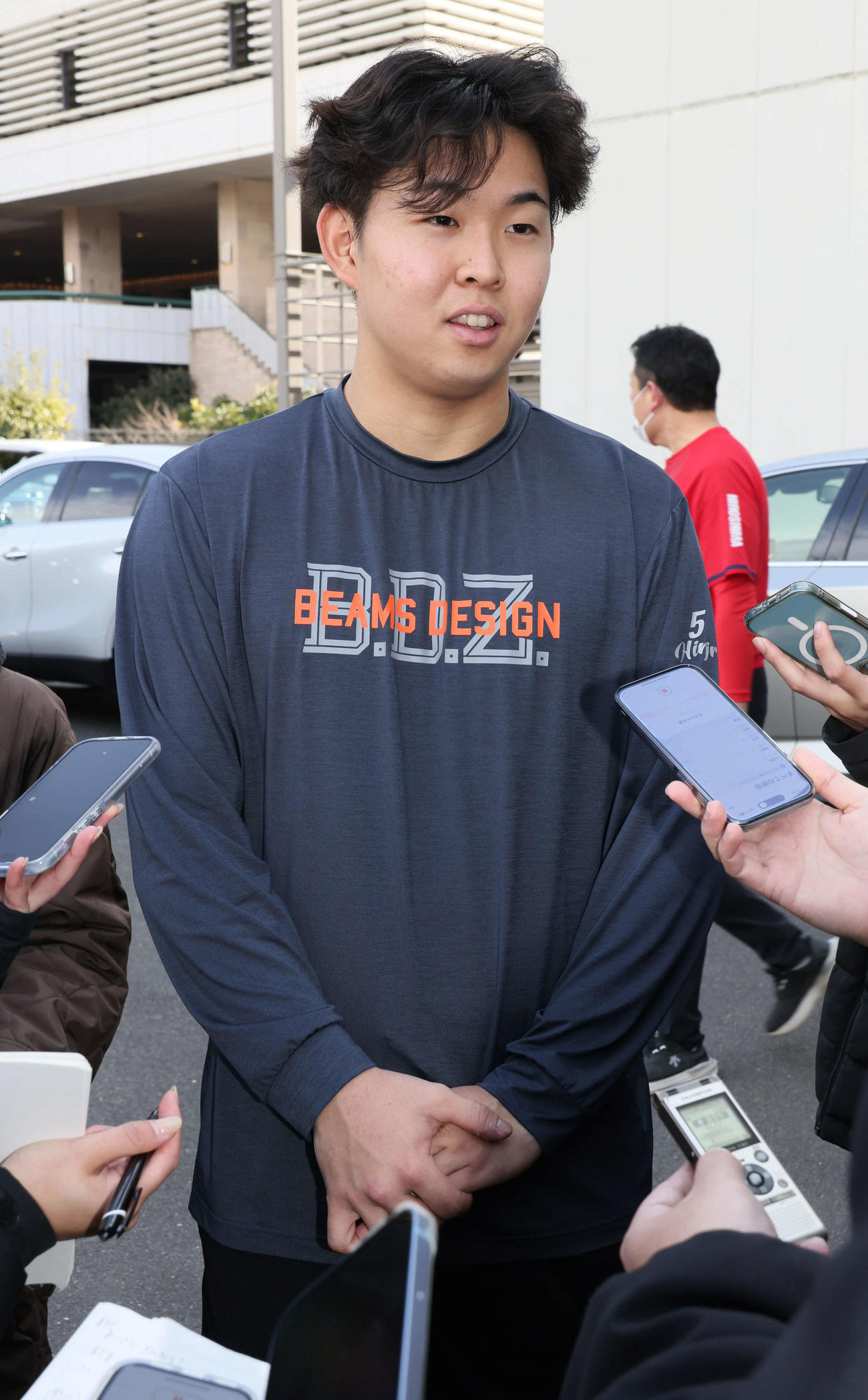 練習後、囲み取材に応じる広島ドラフト1位の平川（撮影・加藤孝規）