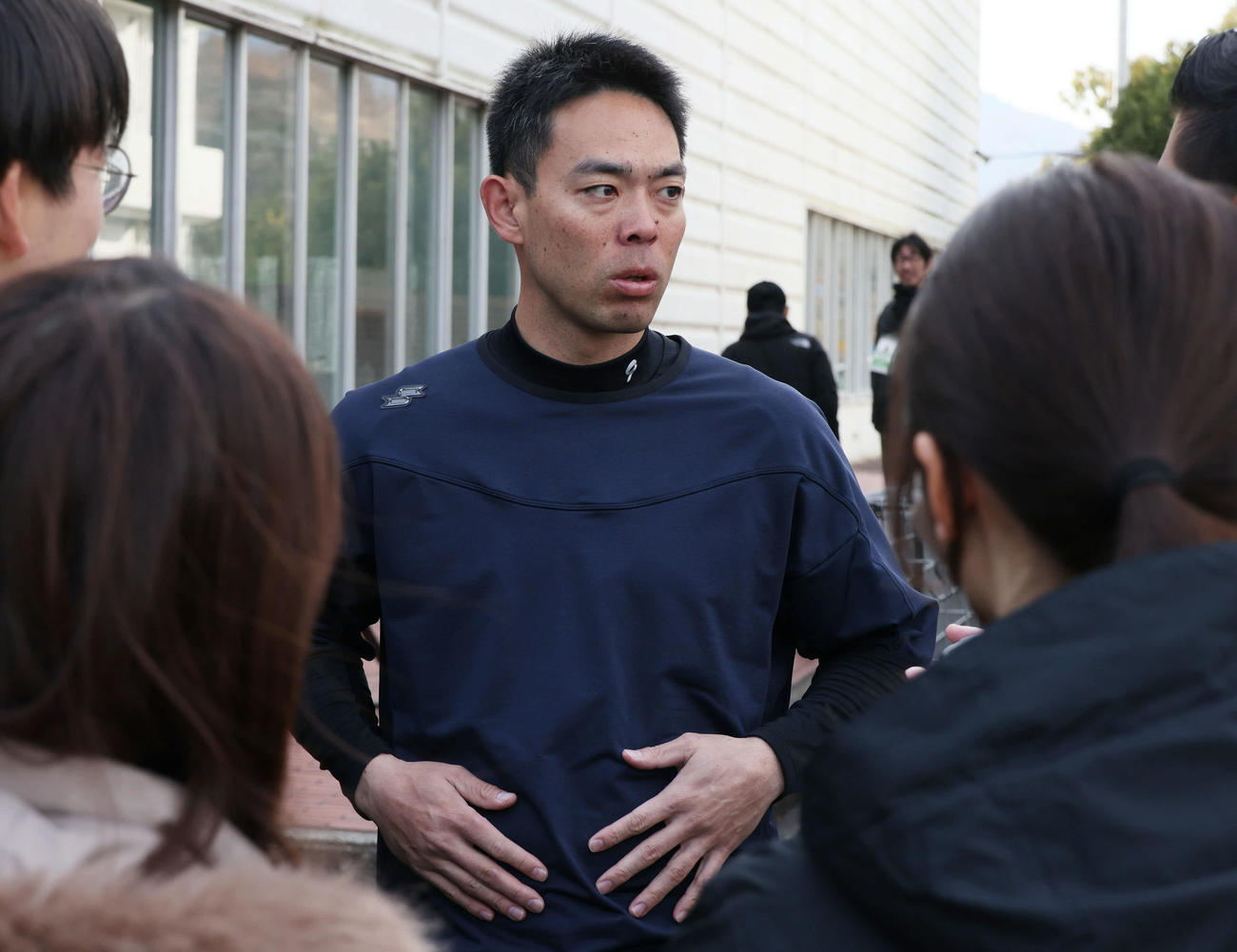 練習後、囲み取材に応じる広島秋山（撮影・加藤孝規）
