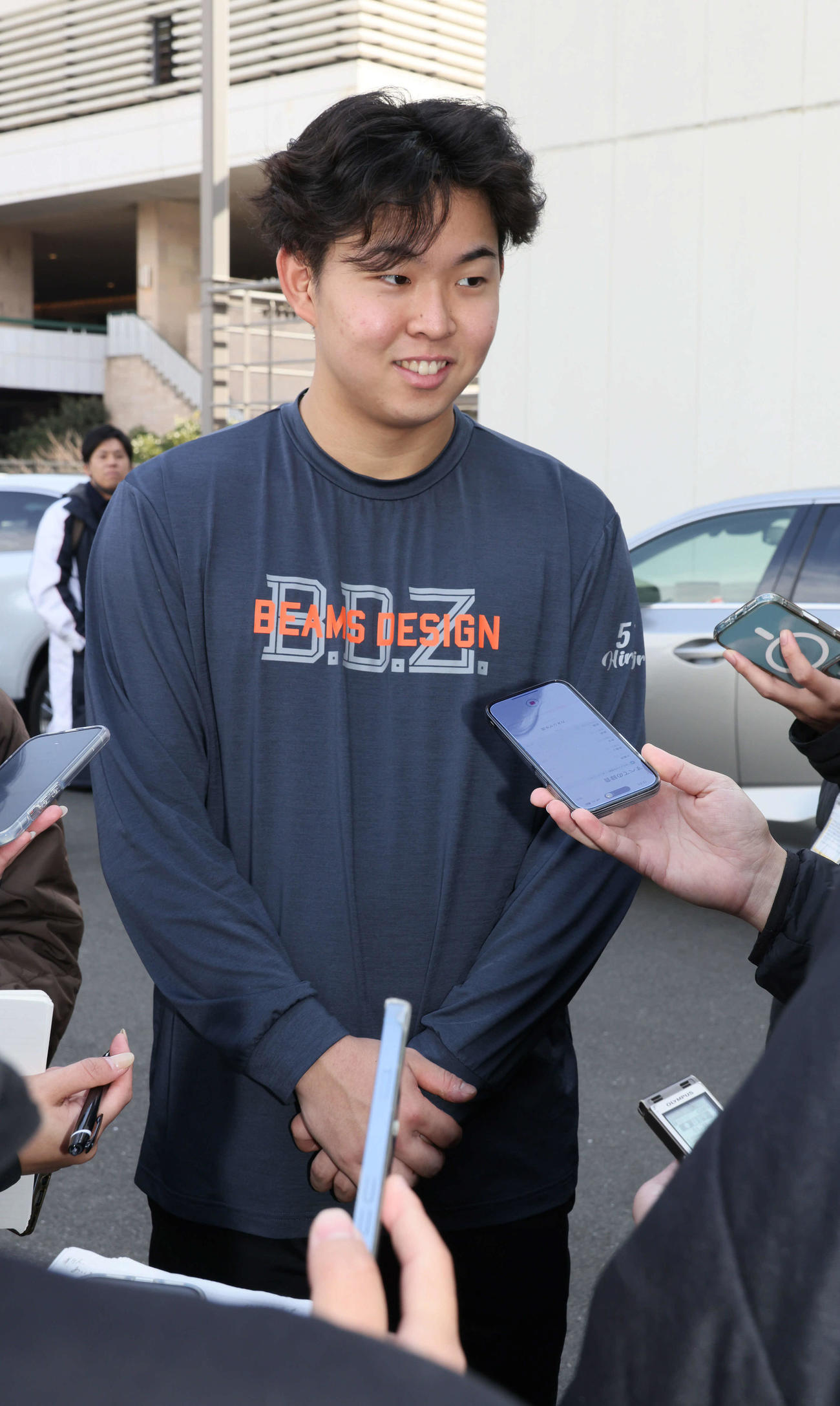 練習後、囲み取材に応じる広島ドラフト1位の平川（撮影・加藤孝規）