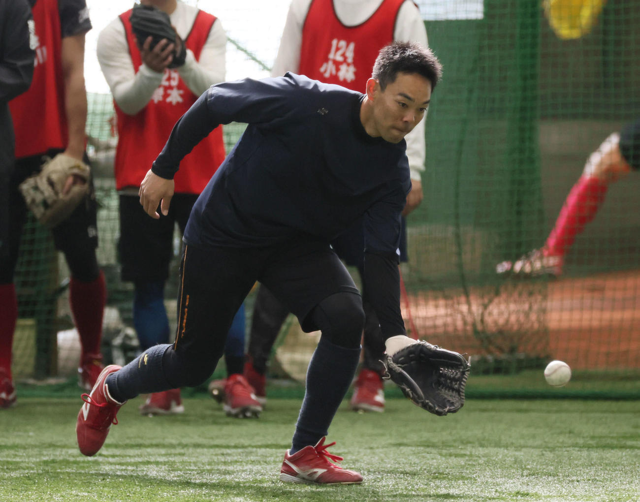 ノックを受ける広島秋山（撮影・加藤孝規）