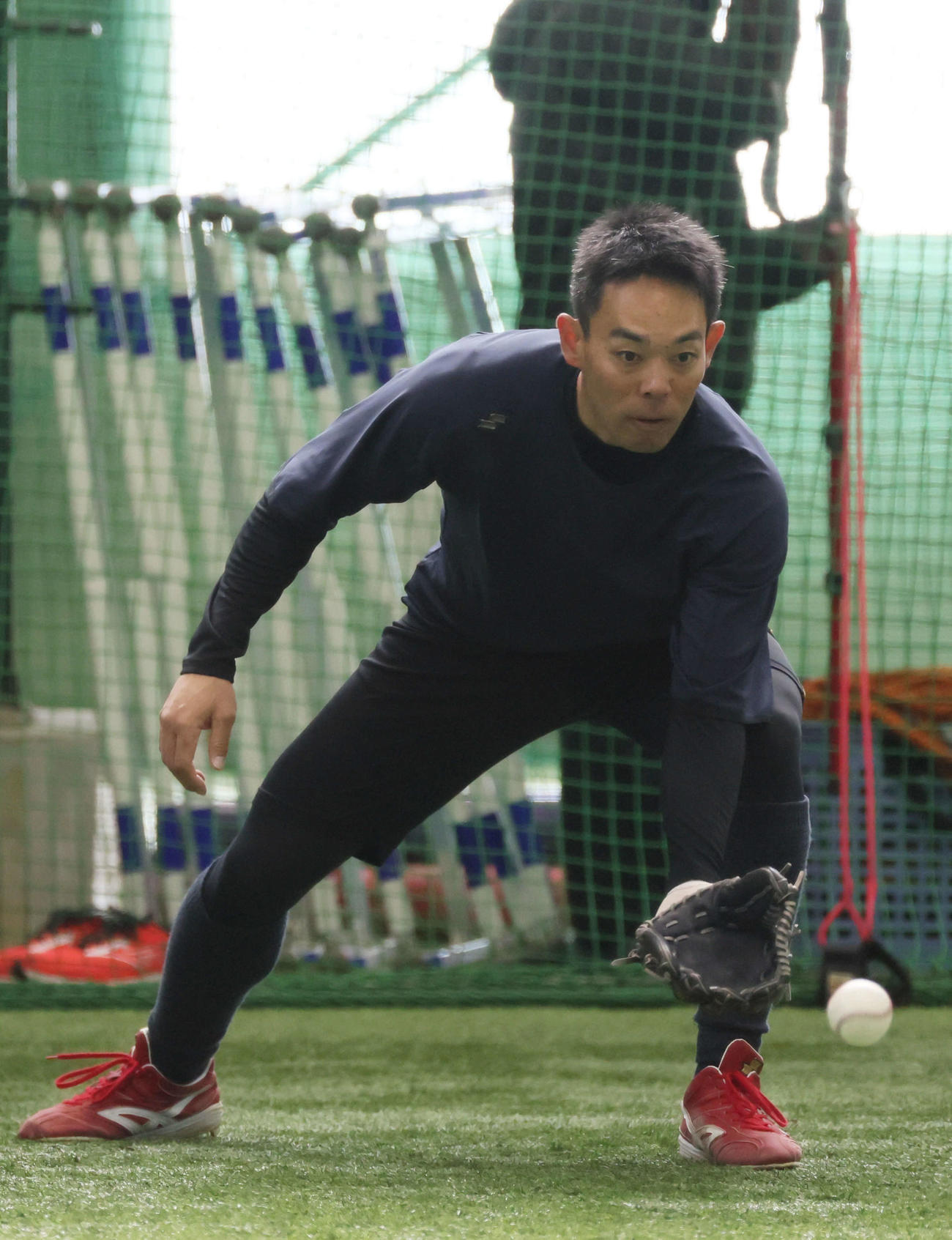 ノックを受ける広島秋山（撮影・加藤孝規）